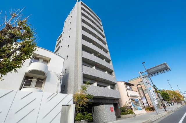 建物外観　オートロックで外部の人間が簡単に出入りできないため安心です。