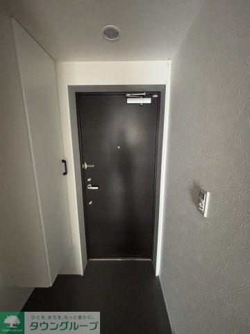 バルコニー　★奇数階・偶数階で木材や壁の色が異なります。
