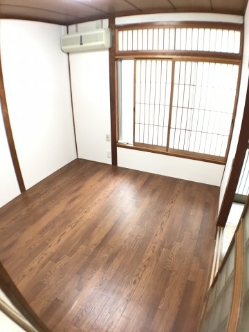 居室・リビング　落ち着いたカラーのフローリング♪
