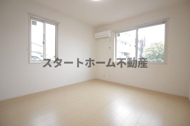 その他部屋・スペース　落ち着いた色調の寝室です