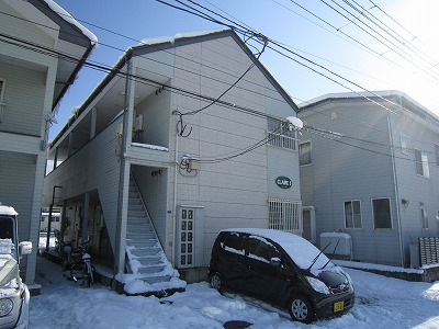 山形市富の中のアパートの建物外観