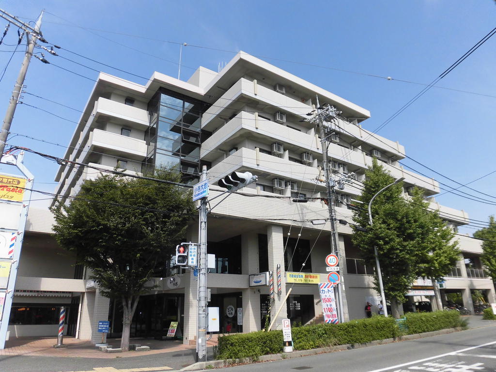 学園西カレッジハイツの建物外観