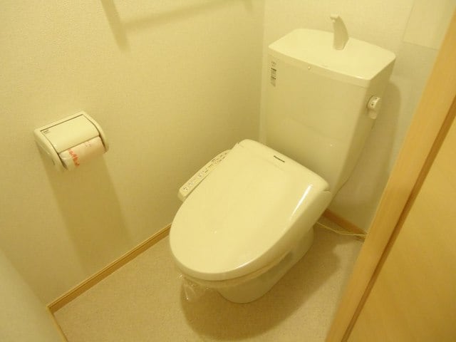 トイレ　温水洗浄暖房便座です。