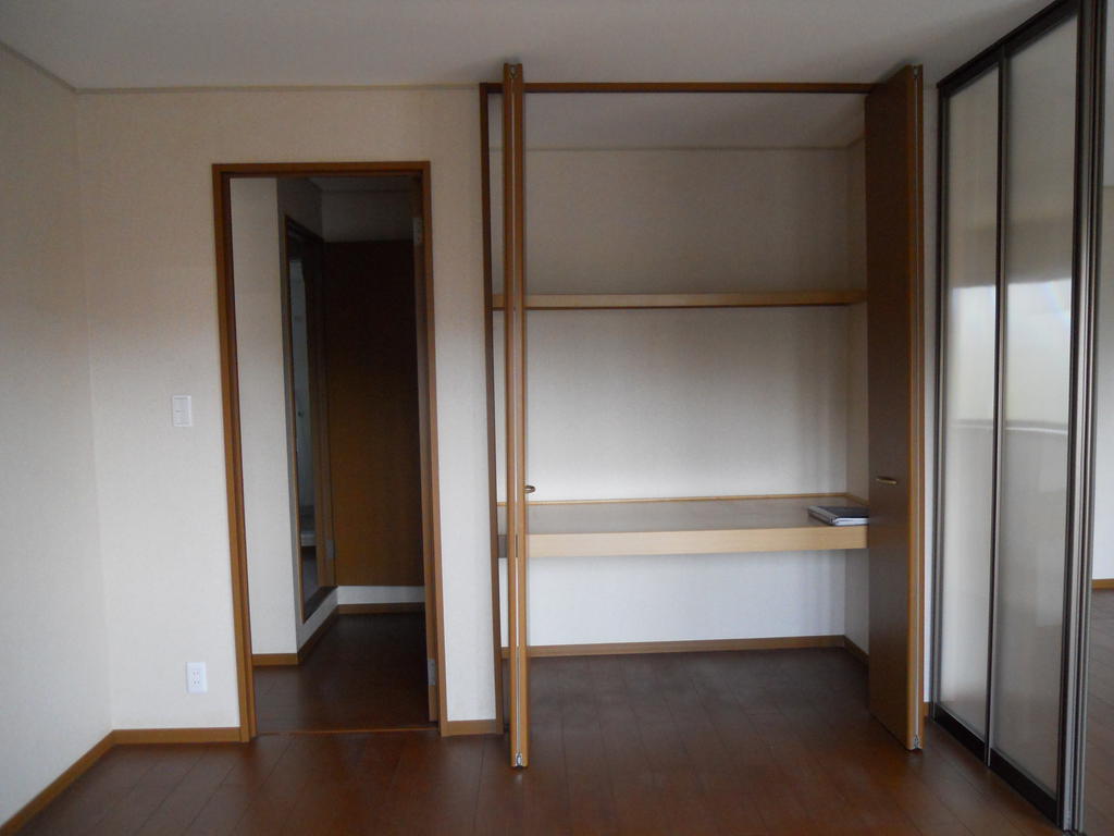 収納　リビングの脇の洋室には、１間分の収納が・・・たっぷり入ります