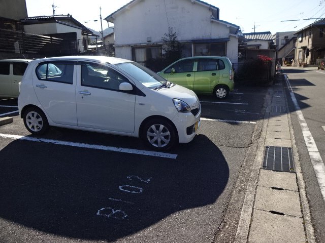 【ウィンディーヒルズA棟の駐車場】