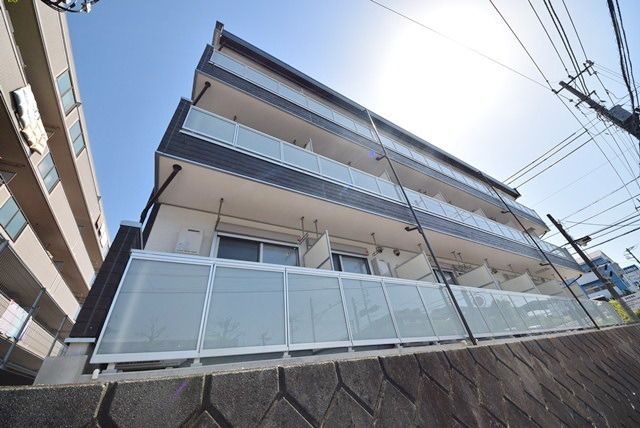 藤沢市円行のマンションの建物外観