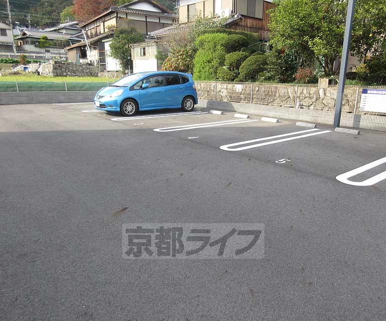 【大津市滋賀里のアパートの駐車場】