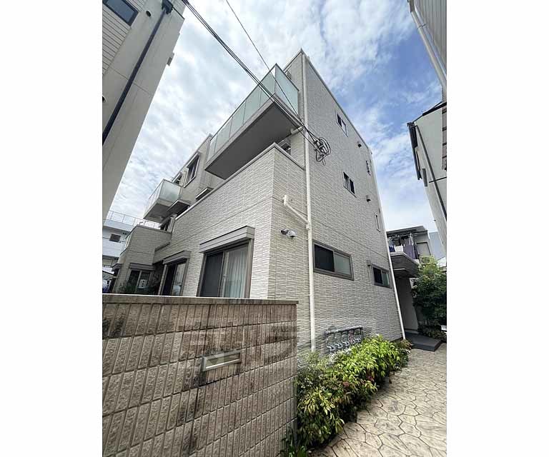 【京都市南区東九条西山町のマンションの建物外観】