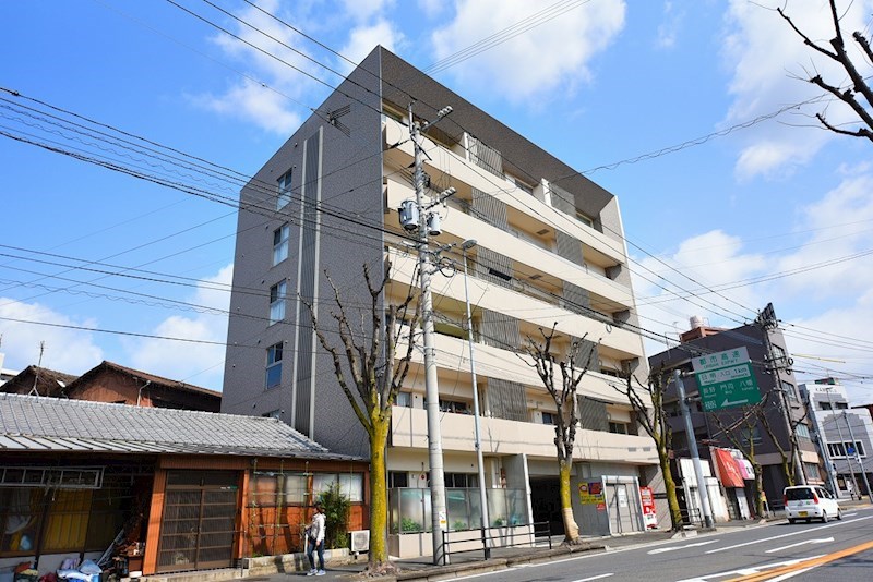 【北九州市小倉北区中井のマンションの建物外観】