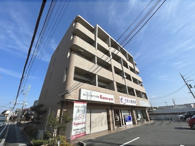 【橿原市新賀町のマンションの建物外観】