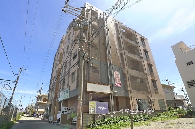 加古川市平岡町新在家のマンションの建物外観