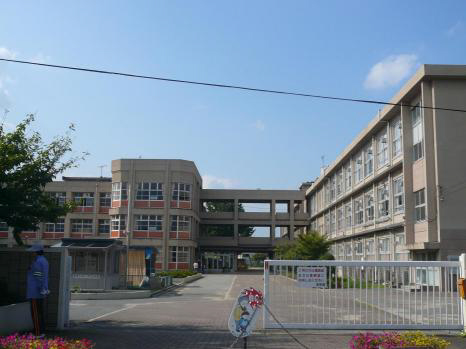 【加古川市平岡町新在家のマンションの小学校】