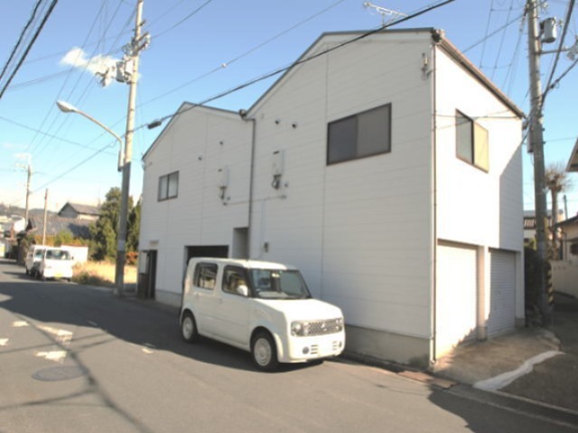 【箕面市桜のアパートの駐車場】