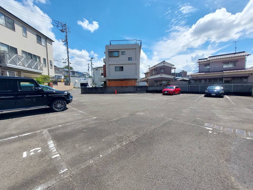 【松山市祝谷のアパートの駐車場】