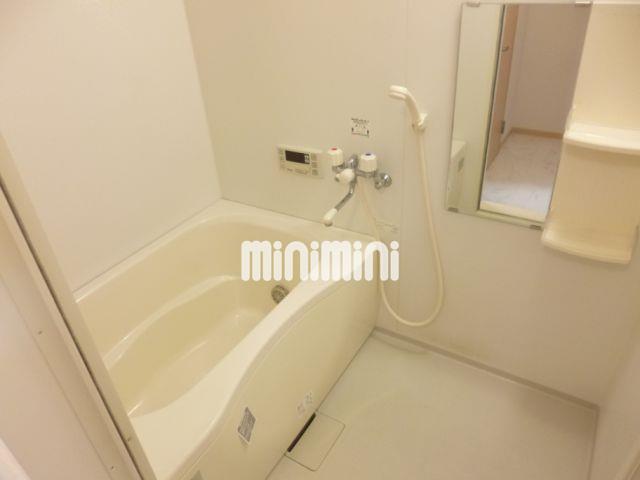 バス・シャワールーム　鏡付きのお風呂、追い焚き完備