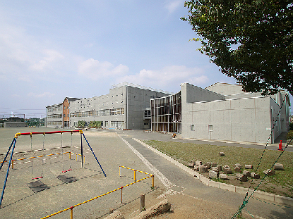 小学校　伊奈町立小針北小学校（小学校）まで242m