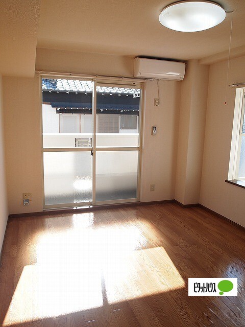 居室・リビング　同物件別部屋