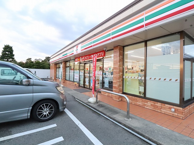 コンビニ　セブンイレブン（コンビニ）まで792m