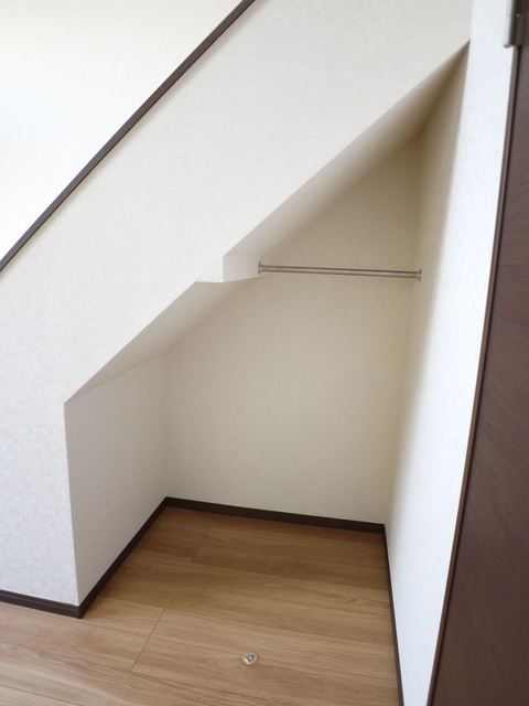 収納　ハンガーパイプ付きクローゼット