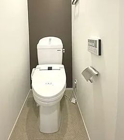 トイレ　落ち着いた色調のトイレです
