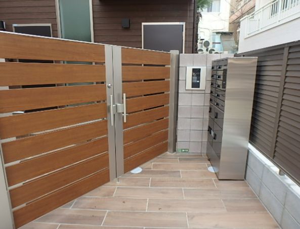 エントランス　落ち着いたエントランスです