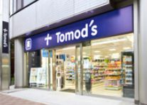 ドラックストア　トモズ茅場町店（ドラッグストア）まで369m