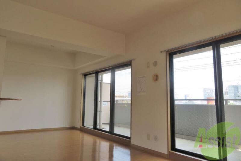 居室・リビング　広いリビングダイニング。これだけ広ければパーティーも開けそう