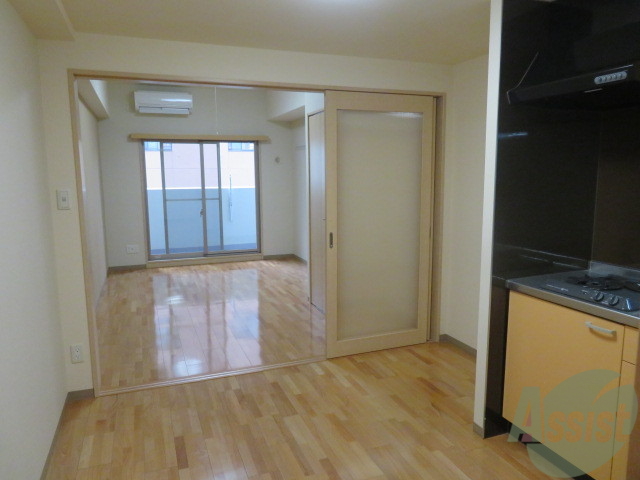 居室・リビング　キッチン側からＤＫを撮影。イメージを掴んでくださいね。