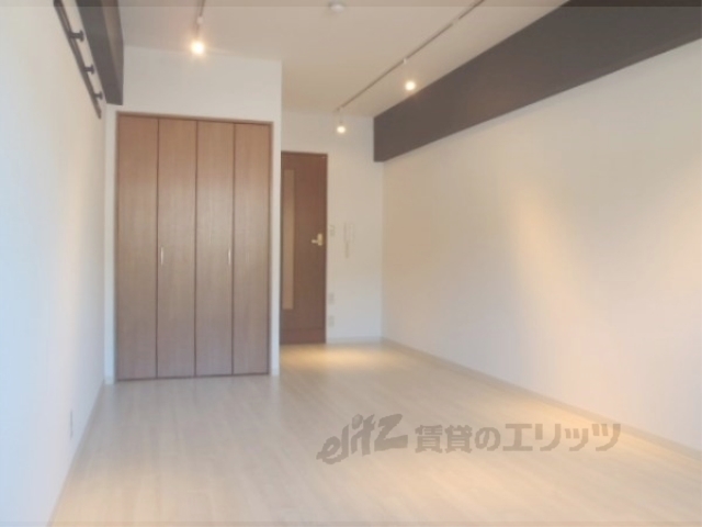 居室・リビング　改装したてでございます。