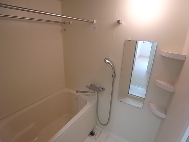 バス・シャワールーム　お風呂・トイレ別のセパレートです。