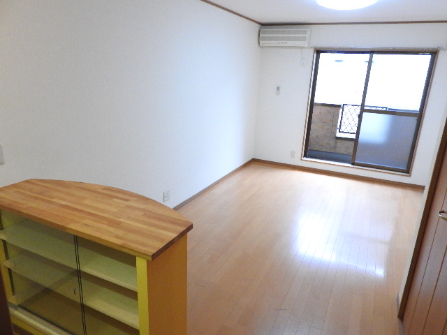 居室・リビング　洋室10帖、収納も豊富にあり広々お部屋をご利用いただけます♪