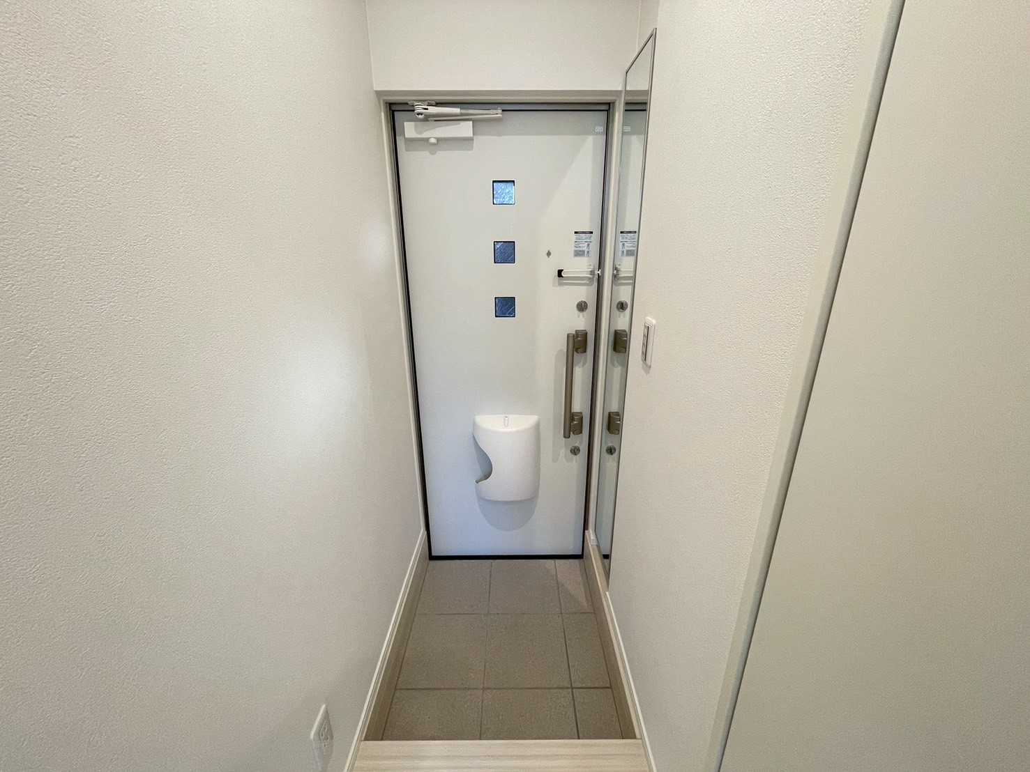 玄関　※写真は同施工会社の別物件のものとなります。ご参考ください。