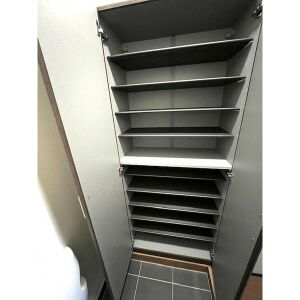 玄関　棚板の高さ調節可能なシューズボックス