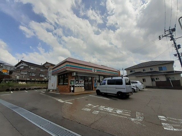 コンビニ　セブンイレブン加茂田上店（コンビニ）まで900m