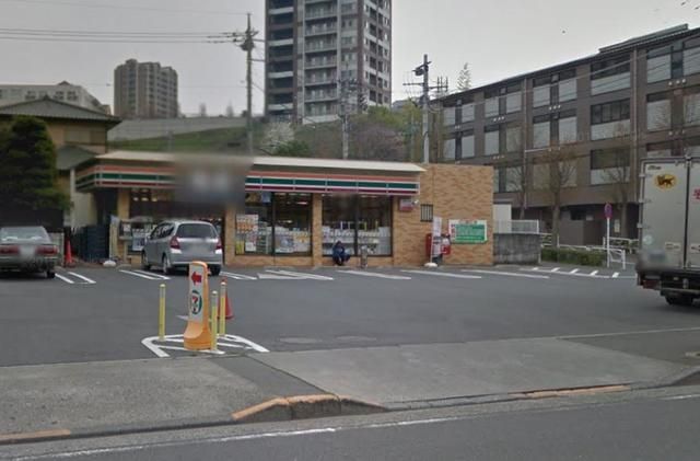 コンビニ　セブンイレブン八王子南大沢（コンビニ）まで295m