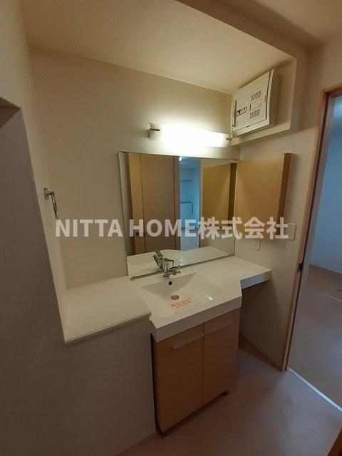 洗面設備　ホテルライクの大きな鏡がついている独立洗髪洗面台です☆彡