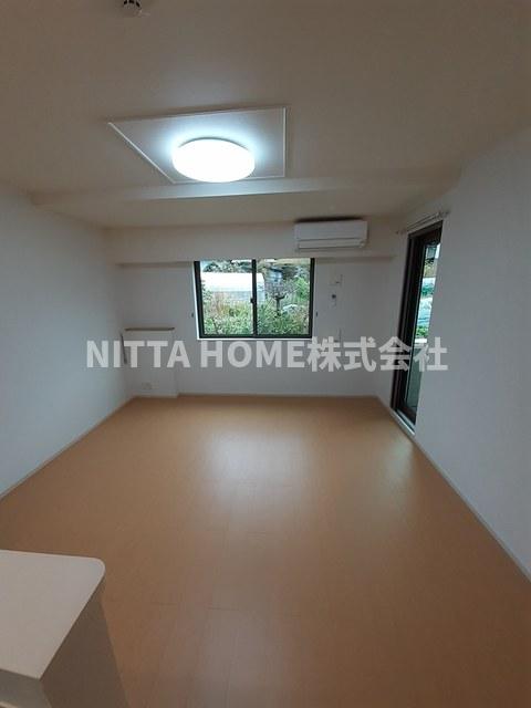 居室・リビング　１１．６帖のリビングルームです☆彡奥の扉はバルコニーに繋がっ