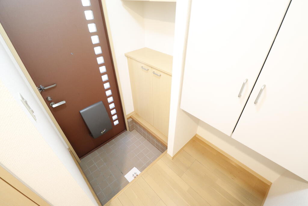玄関　靴箱・収納付き玄関です♪