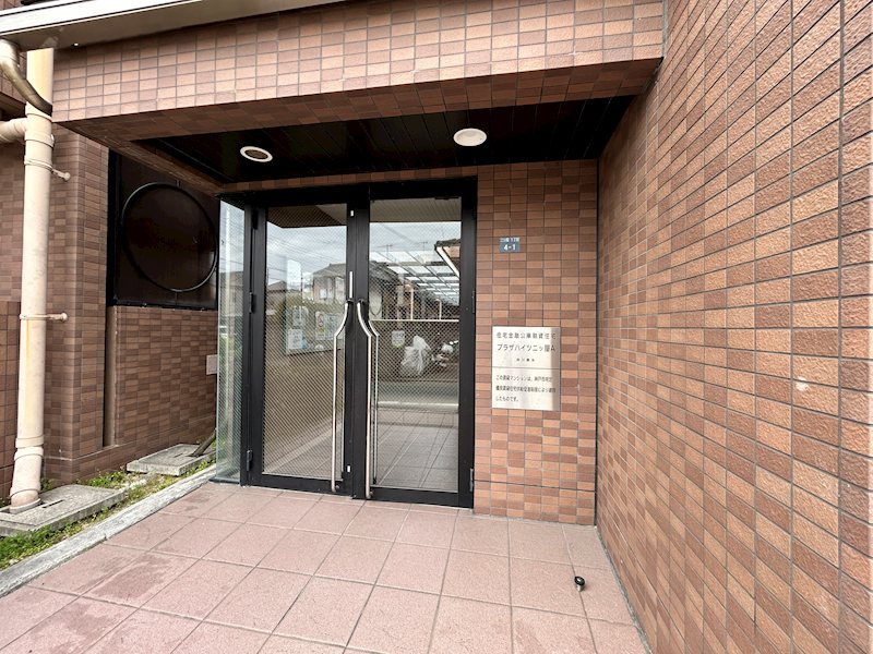 プラザハイツ二ツ屋A棟の外観写真