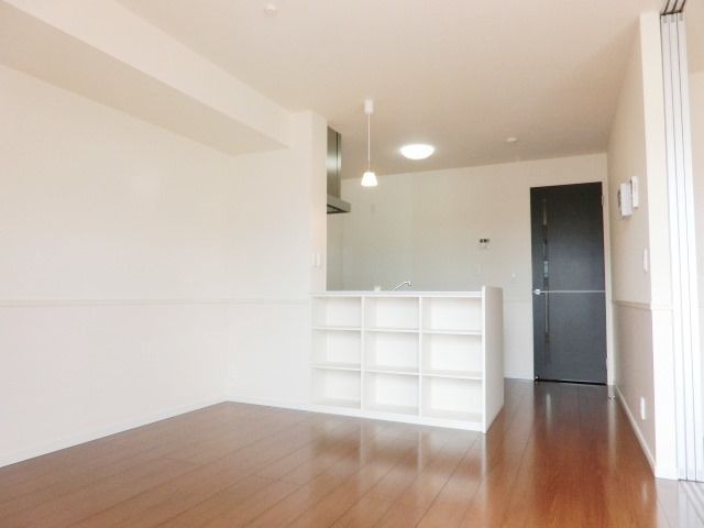 居室・リビング　広いリビング横のお部屋です。