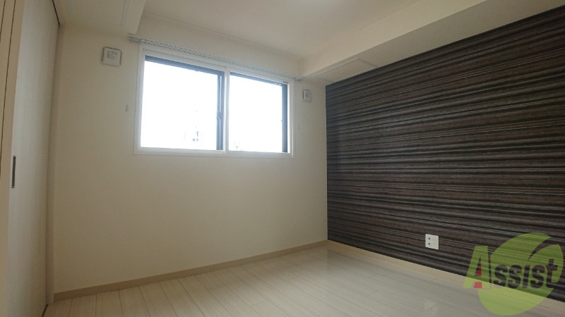 その他部屋・スペース　寝室はこちらです。光が差し込む、温かみのあるお部屋です。