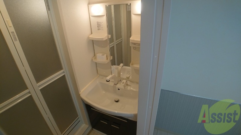 洗面設備　シャンプードレッサー。身支度はここでばっちりですね。