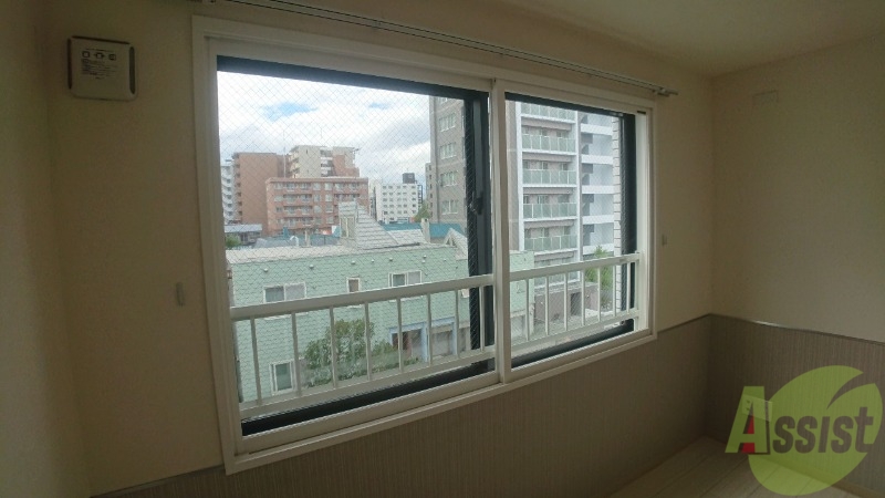 バルコニー　大きな窓がありますので風通しが良さそう。