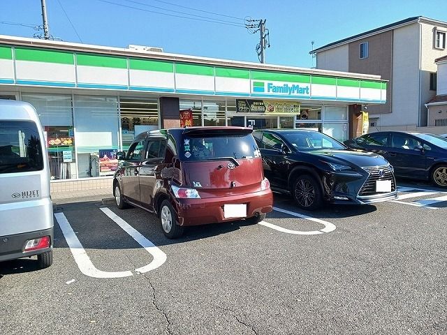 コンビニ　ファミリーマート港甚兵衛通店（コンビニ）まで840m