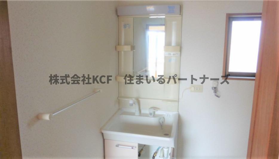 洗面設備　明るい洗面所です
