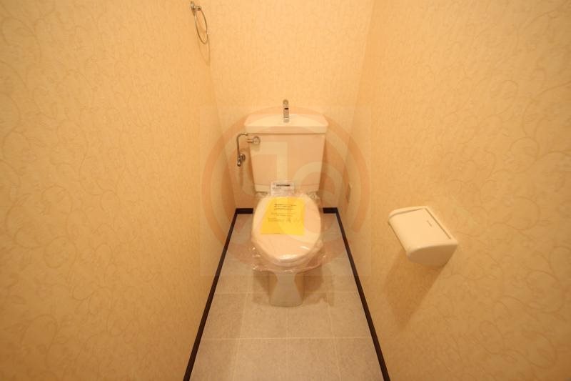 トイレ　落ち着いた色調のトイレです