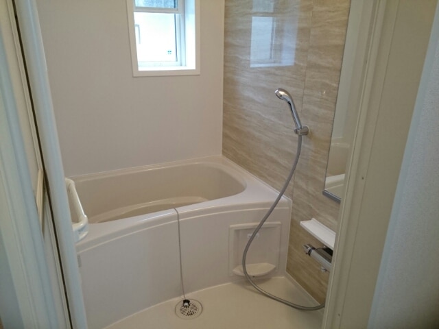 バス・シャワールーム　お風呂に小窓があり、換気もできますね♪