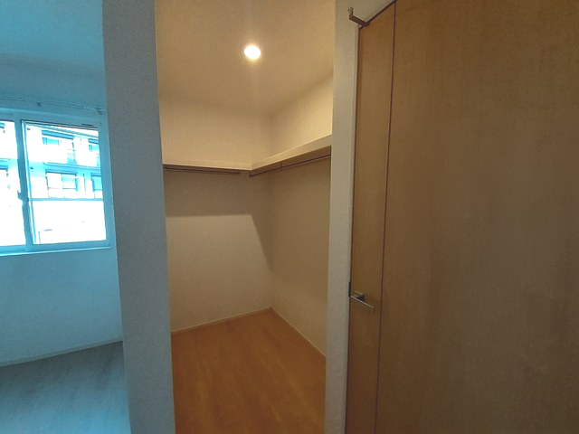 収納　使いやすいウォークスルークロゼットです