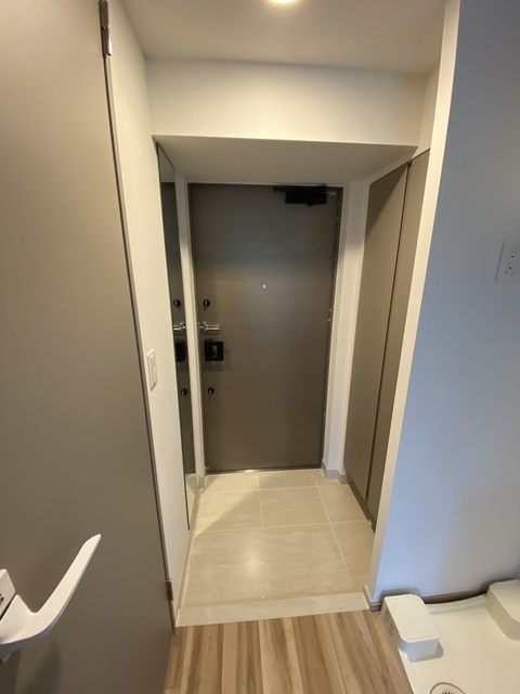 玄関　姿見付きで身だしなみチェック
