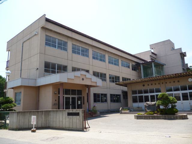 小学校　長野市立芹田小学校（小学校）まで300m